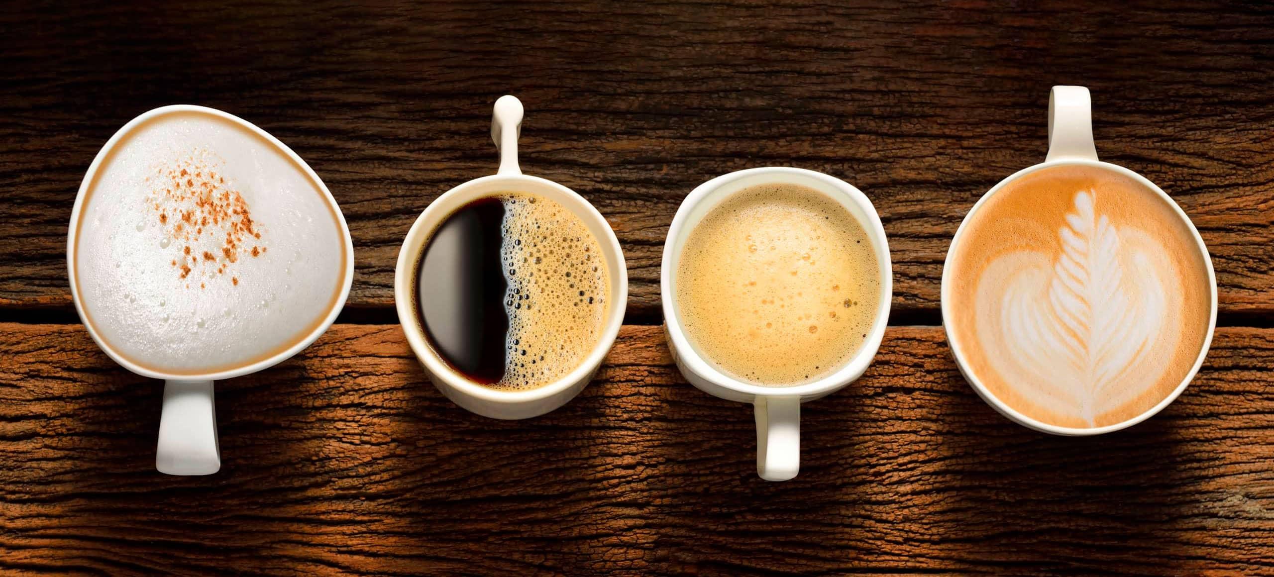 Kaffeebohnen mit Tasse